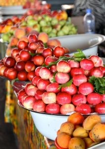 Apples and apricots in the bazaar. Tashkent, Uzbekistan. Photo credit: eatswords (Flickr)
